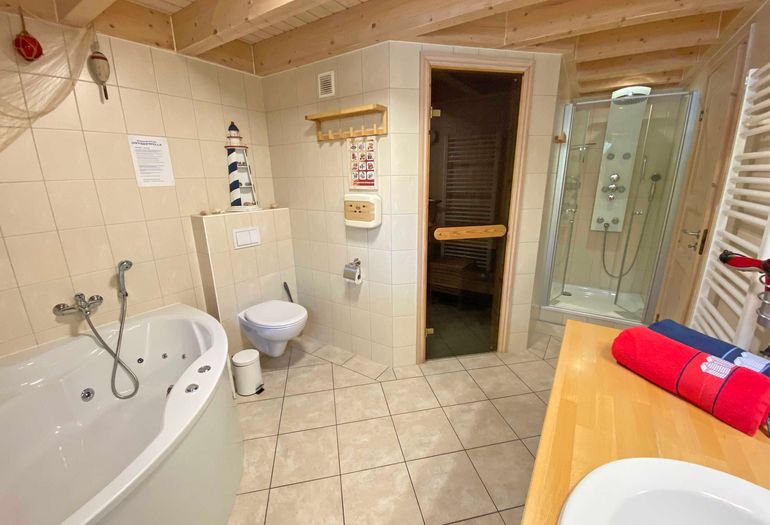 großes Badezimmer mit Badewanne und Sauna