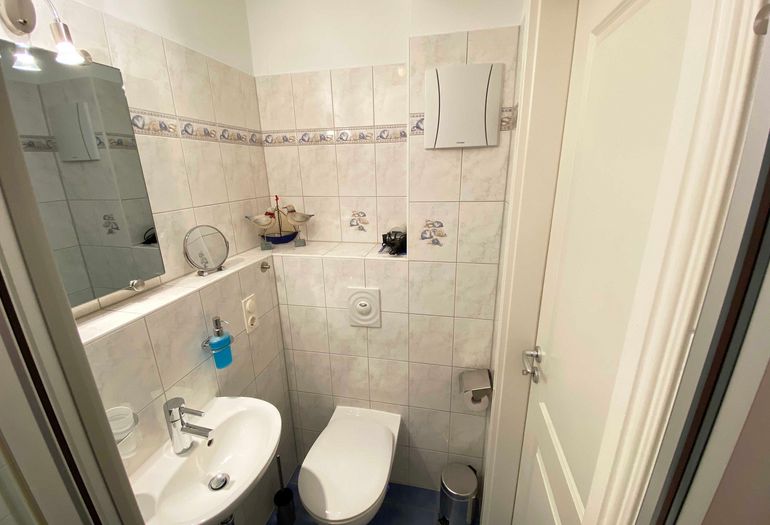 2. Badezimmer mit WC und Waschbecken