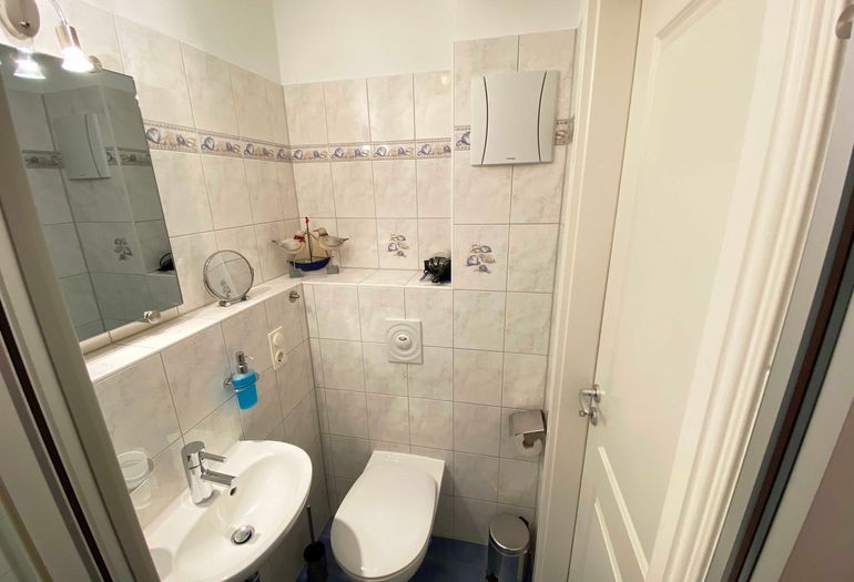 2. Badezimmer mit WC und Waschbecken