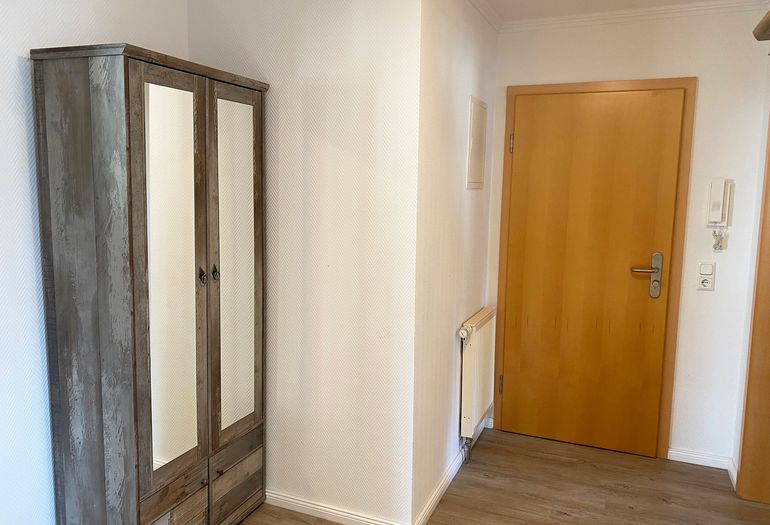 Flur mit kleinem Schrank Flur mit kleinem Schrank