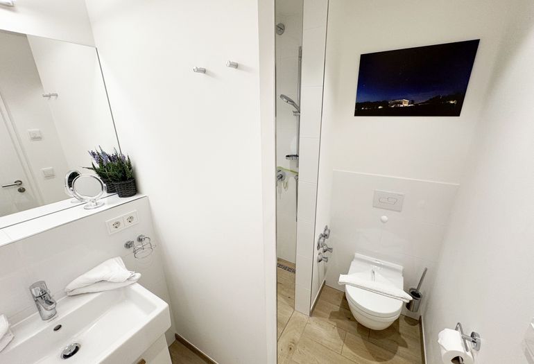 innenliegendes Badezimmer mit WC und Waschbecken