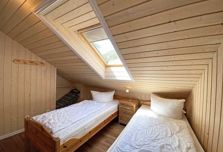 2. Schlafzimmer mit Kleiderschrank im Obergeschoss 2. Schlafzimmer mit Kleiderschrank im Obergeschoss
