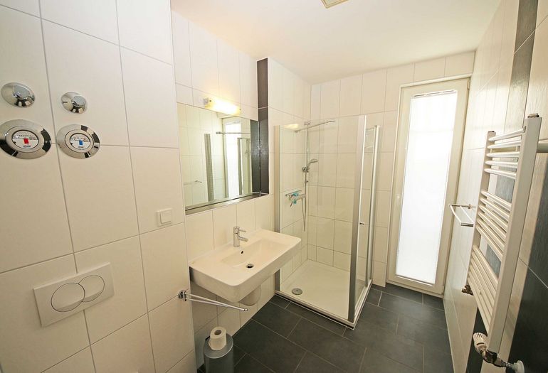 helles Badezimmer mit Dusche