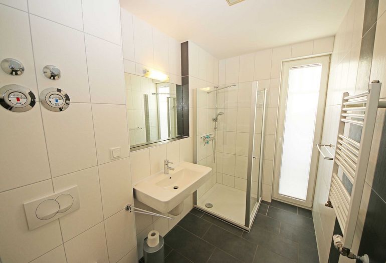 helles Badezimmer mit Dusche helles Badezimmer mit Dusche