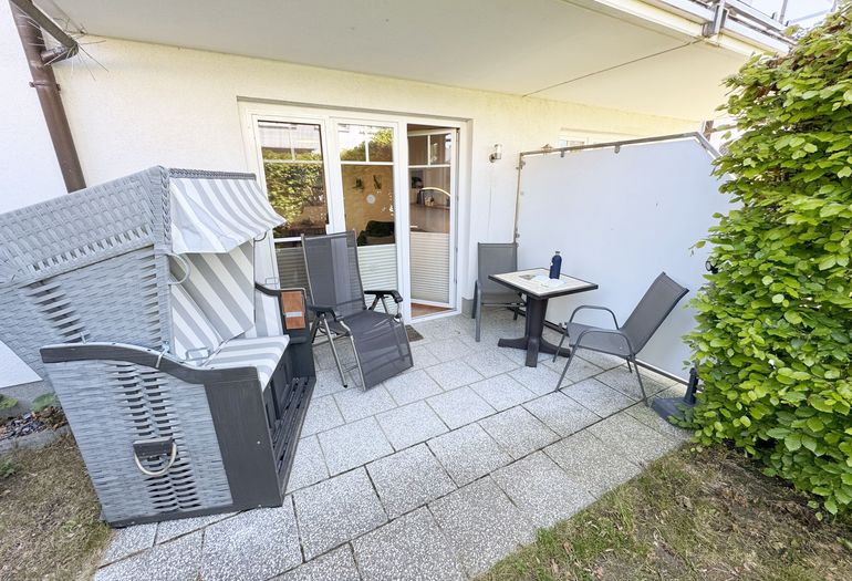 überdachte, möblierte Terrasse