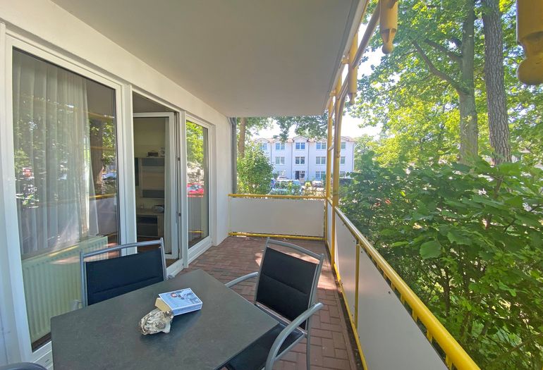 bestuhlter Balkon mit Blick ins Grüne bestuhlter Balkon mit Blick ins Grüne