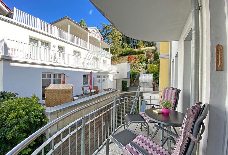bestuhlter Balkon in ruhiger Lage