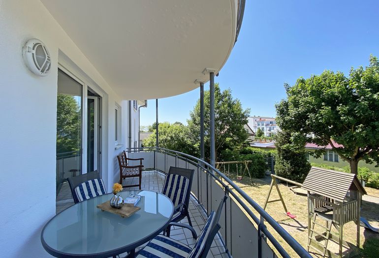 bestuhlter Balkon mit Blick ins Grüne