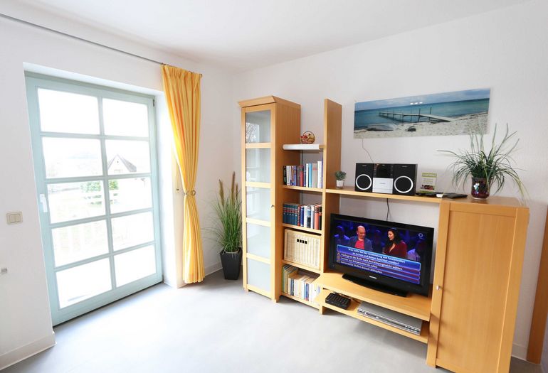 Wohnzimmer mit Leselektüre und TV