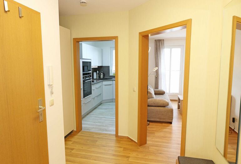 Flur mit Blick ins Wohnzimmer und in die Küche Flur mit Blick ins Wohnzimmer und in die Küche