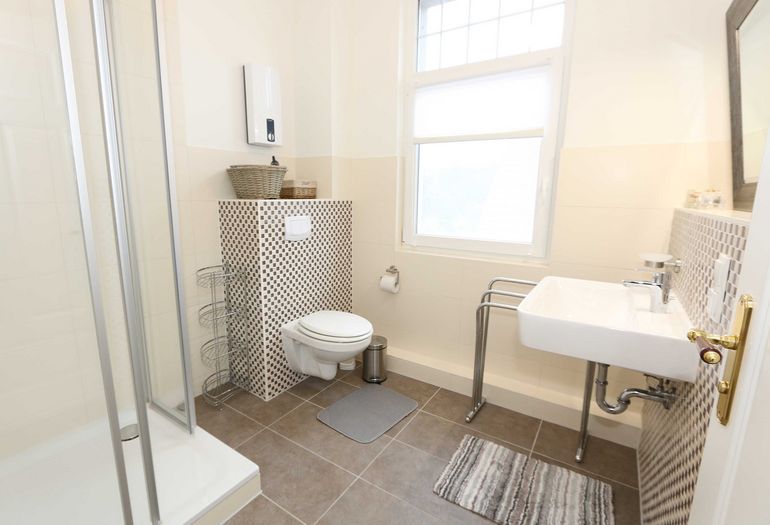 Badezimmer mit Dusche