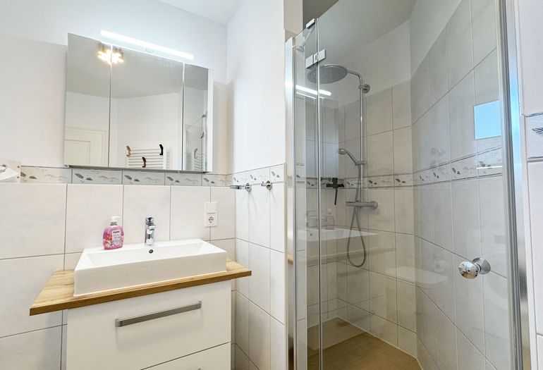 Badezimmer mit Regendusche Badezimmer mit Regendusche