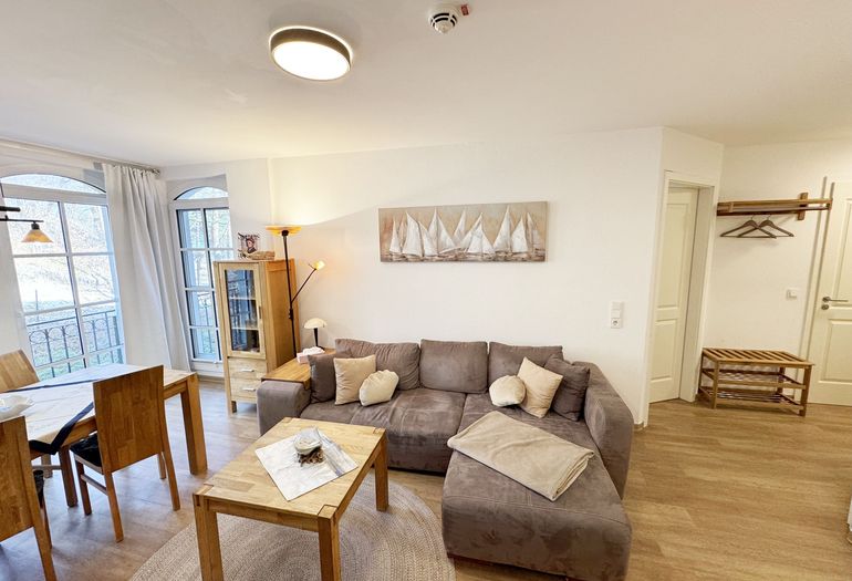 Wohnbereich mit gemütlicher Couch und Couchtisch