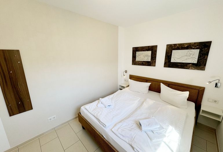 Kurparkresidenz Baabe WE 13 - Doppelbett im Schlafzimmer Kurparkresidenz Baabe WE 13 - Doppelbett im Schlafzimmer