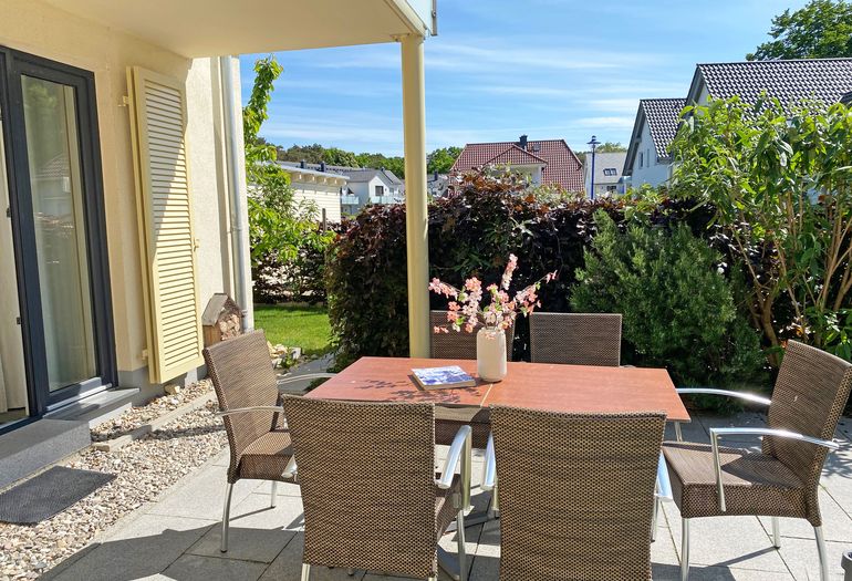 bestuhlte Terrasse mit Blick ins Grüne