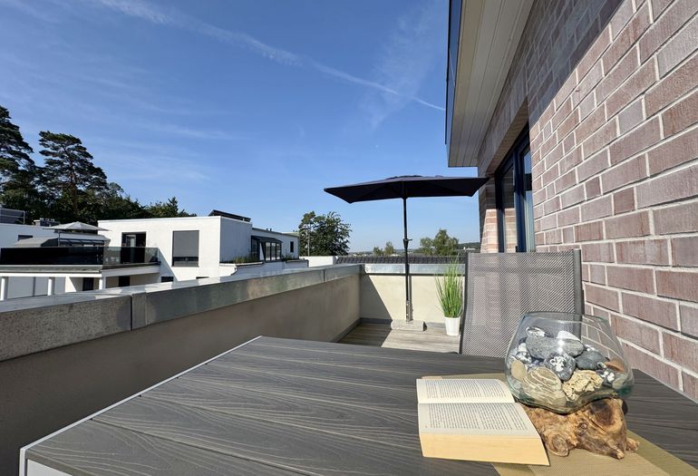 bestuhlter Balkon