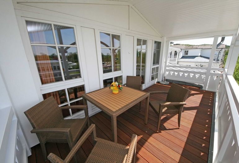 bestuhlter Balkon mit Blick ins Grüne bestuhlter Balkon mit Blick ins Grüne