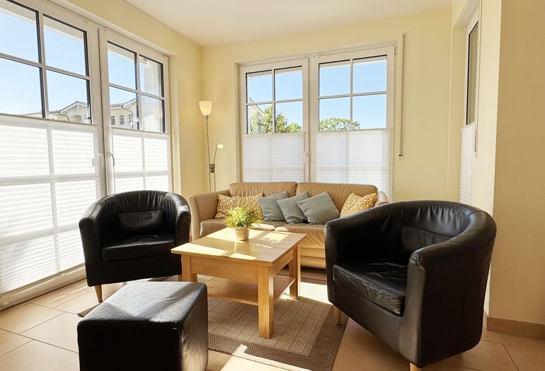 gemütliches Wohnzimmer mit Couch und Sessel