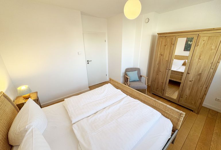 Schlafzimmer mit Doppelbett und Kleiderschrank