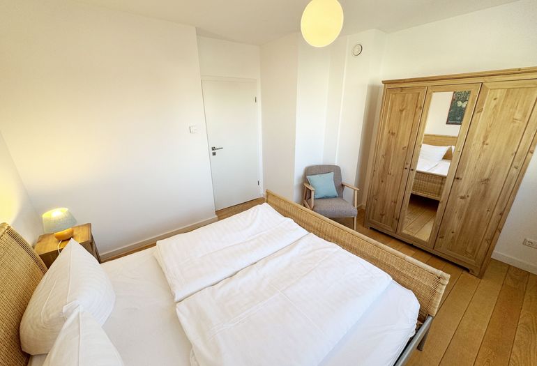 Schlafzimmer mit Doppelbett und Kleiderschrank Schlafzimmer mit Doppelbett und Kleiderschrank