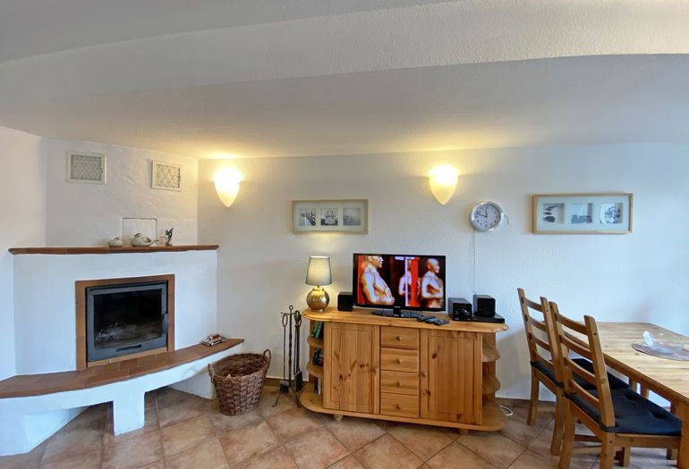 Wohnzimmer mit Kamin und TV Wohnzimmer mit Kamin und TV