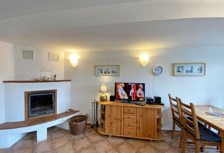 Wohnzimmer mit Kamin und TV
