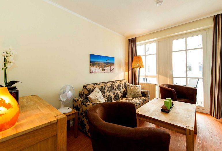 Wohnbereich mit gemütlicher Couch Wohnbereich mit gemütlicher Couch