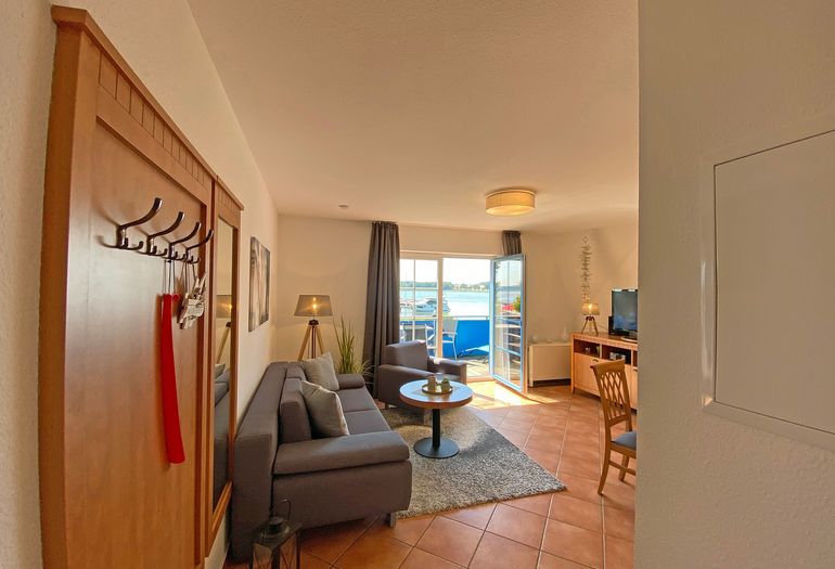 Flur mit Garderobe und Blick in der Wohnbereich