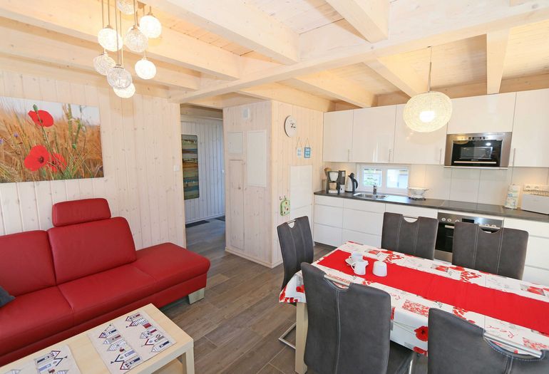 Wohn-/Esssbereich mit gemütlicher Couch