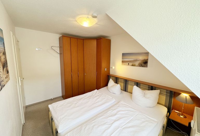 Schlafzimmer mit Blick auf den Kleiderschrank
