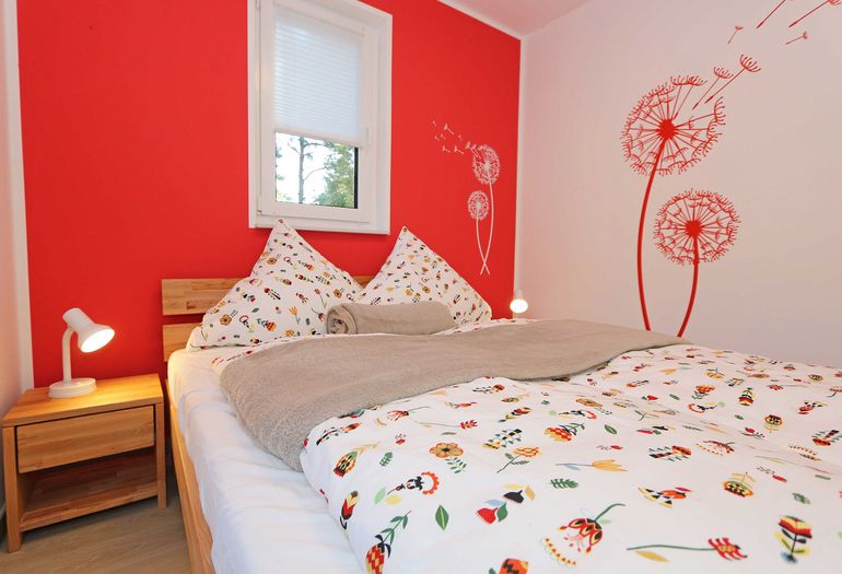 1. Schlafzimmer mit Kleiderschrank