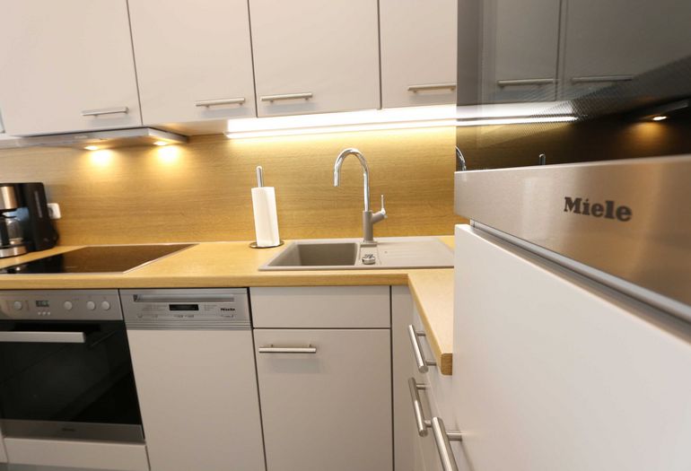 moderne Küche mit allem was benötigt wird