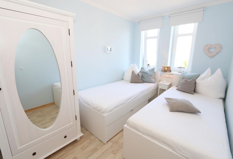 2. Schlafzimmer mit 2 Einzelbetten (á 0,90 m x 2,00 m) 2. Schlafzimmer mit 2 Einzelbetten (á 0,90 m x 2,00 m)