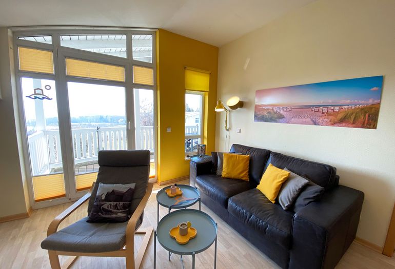 gemütliche Couch und Relax Sessel