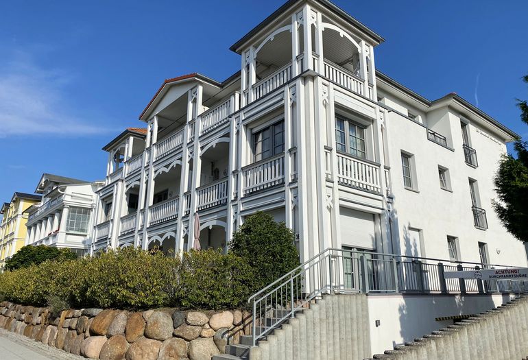 seitlicher Blick zur Villa Annika