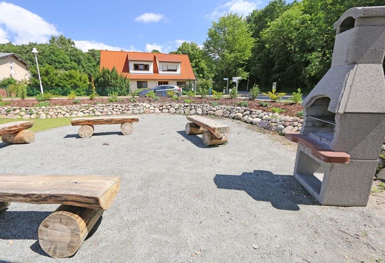 Grillplatz direkt am Haus mit Sitzmöglichkeiten