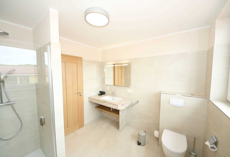 Badezimmer mit Dusche