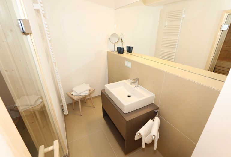 Badezimmer mit großem Spiegel Badezimmer mit großem Spiegel