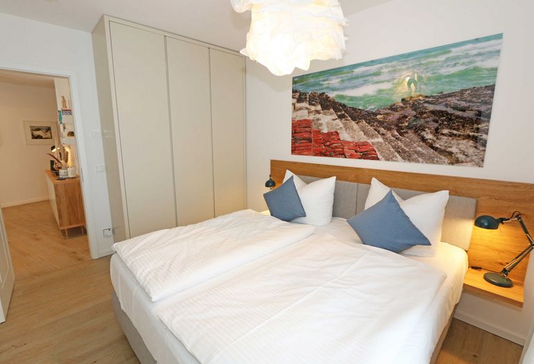 2. Schlafzimmer mit Doppelbett und Kleiderschrank