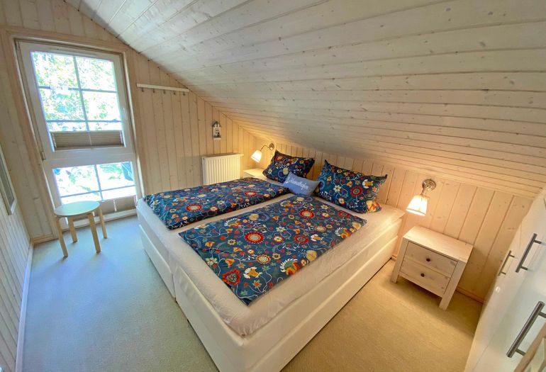 1. Schlafzimmer mit Kleiderschrank