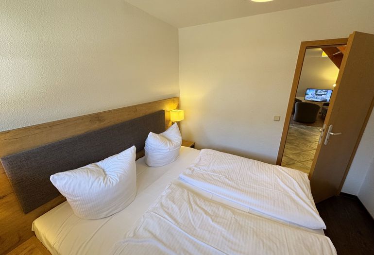 Schlafzimmer mit Doppelbett