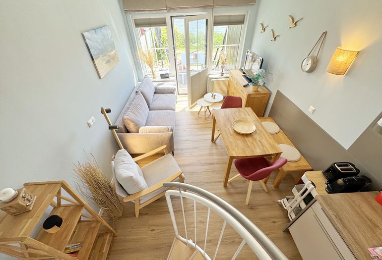 gemütlicher Wohnbereich mit Blick von der Treppe