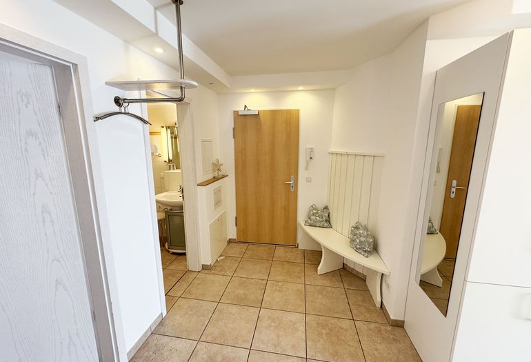 Eingangsbereich mit Garderobe und Sitzbank Eingangsbereich mit Garderobe und Sitzbank