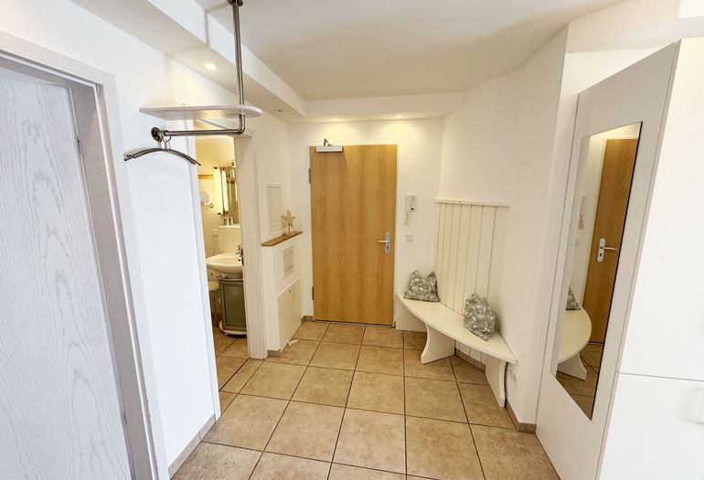 Eingangsbereich mit Garderobe und Sitzbank Eingangsbereich mit Garderobe und Sitzbank