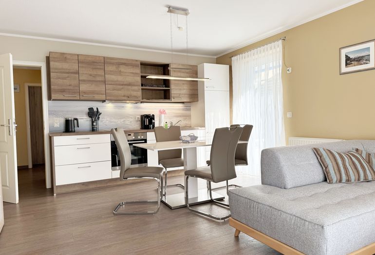 Küchenzeile mit modernen Küchengeräten