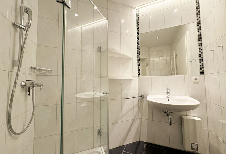 Badezimmer mit Dusche Badezimmer mit Dusche