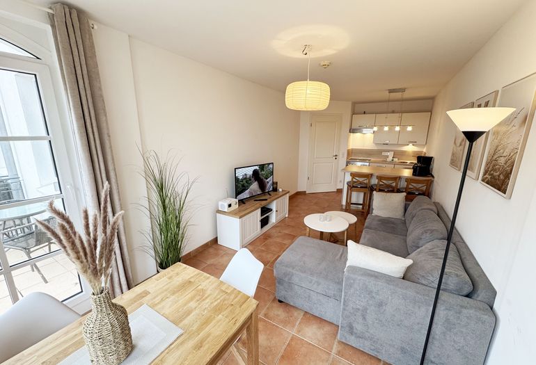 gemütlicher Wohn-und Essbereich mit Küchenzeile