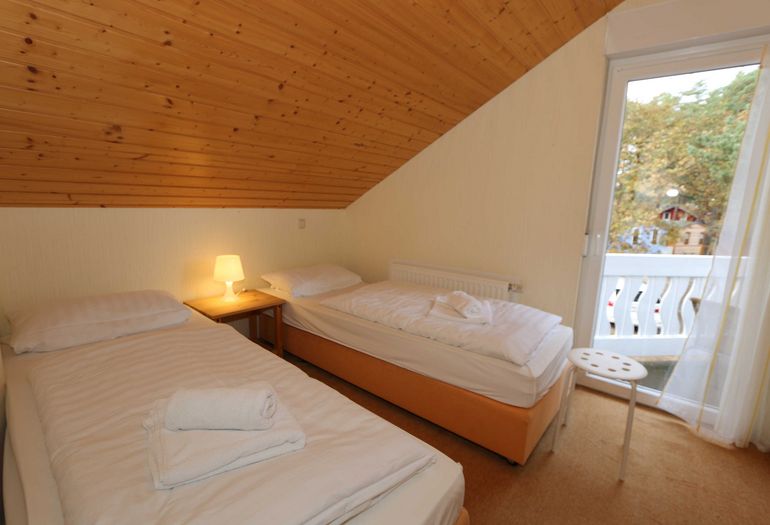 2. Schlafzimmer mit Zugang zum Balkon