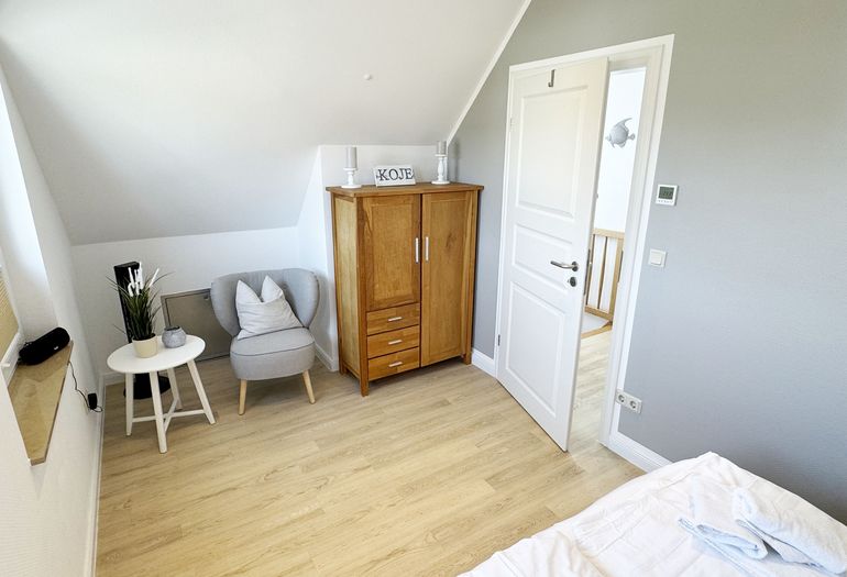 2. Schlafzimmer mit Doppelbett und kleinem Schrank