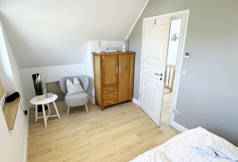 2. Schlafzimmer mit Doppelbett und kleinem Schrank 2. Schlafzimmer mit Doppelbett und kleinem Schrank